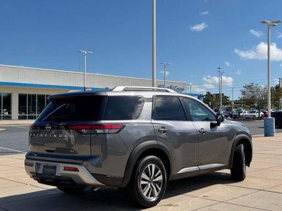 2025 Nissan Pathfinder SL