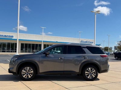 2025 Nissan Pathfinder SL