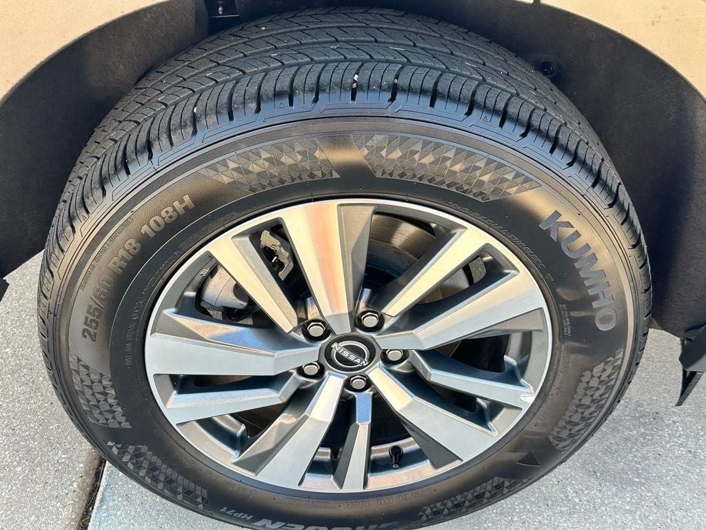 2025 Nissan Pathfinder SL